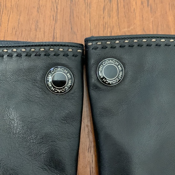 Sleek and soft black leather gloves lined with warm cashmere. - Picture 3 of 5